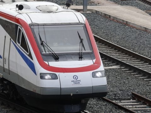 Σημαντικές καθυστερήσεις και ακυρώσεις δρομολογίων λόγω πυρκαγιάς στον Ασπρόπυργο